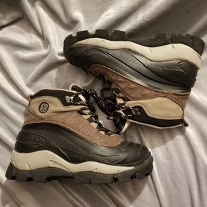Yukon Sz 8 waterproof boots
